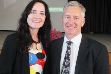 Irene De Bod van die Instutuut vir Blindes, saam met ds Willie Kotze 